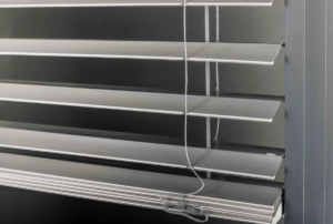 Raffstore-RETROLux-Behang-offen-300x202  