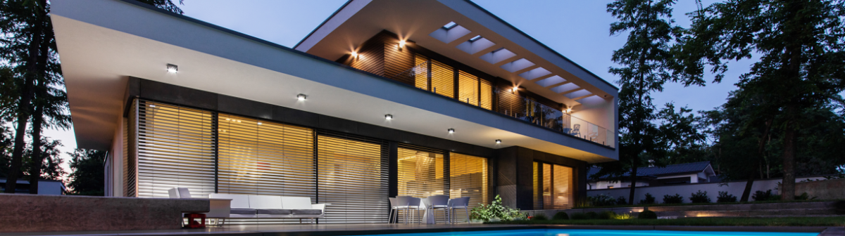 Raffstore-buiten-in-avondlicht-e1644333217241  